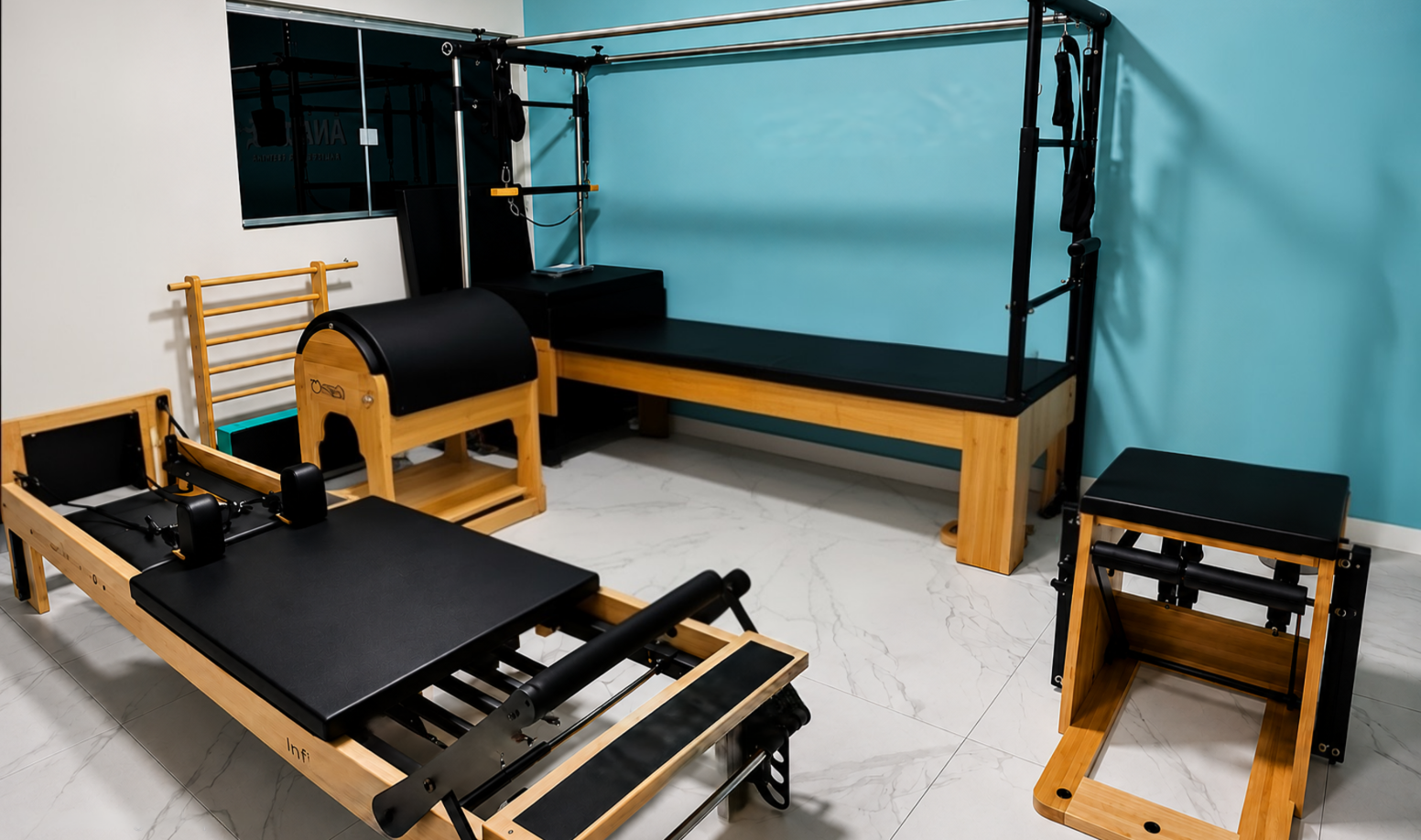 Interior da clínica AnaFisio com equipamentos de fisioterapia